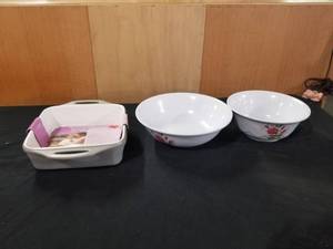 lot 7691 image: Calphalon 2 Qt Baking Dish and 2 Bowls