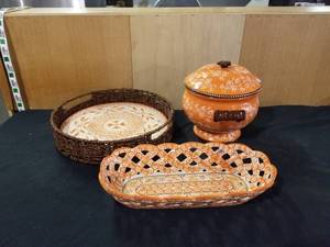 lot 7693 image: Temptations Presentable Ovenware Lot - Floral Lace