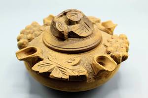 lot 1929 image: Hand carved Wooden Pipe Tobacco Holder Humidor Decorative
