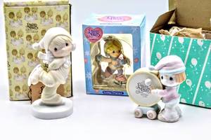lot 2341 image: 3 Precious Moments Collectibles #E-2350 Dropping In For Christmas and #B-0001 our Club Cant Be Beat Charter Member Item
