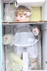 lot 2387 image: Marie Osmond Fine Collectibles #C24384 000 000 Cupids Helper