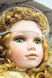 lot 2391 image: Beautiful Duck House Heirloom Collection Limited Edition 12815000 #D18-810 Sue
