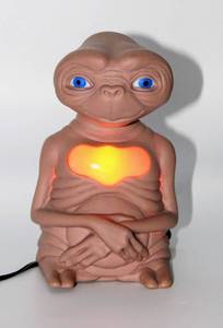lot 2437 image: 1982 ET the Extra-Terrestrial Night Light with Glowing Chest - WORKS - In original box by Universal Studios Star Power