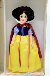 lot 2457 image: EFFANBEE Disney SNOW WHITE 13 T Doll 3399 in Original Box NRFB