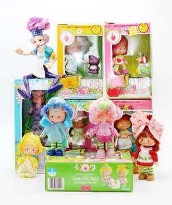 lot 2514 image: 11 - Kenner STRAWBERRY SHORTCAKE Dolls and their Pets - Most NRFB