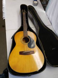 lot 4810 image: Yamaha FG-75 Folk Guitar with Case