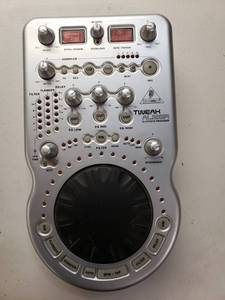 lot 4843 image: Behringer TWEAKALIZER DFX69 - DJ Effects Processor with Real-Time Control