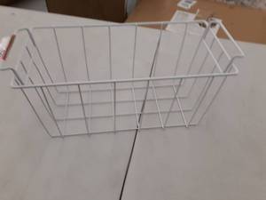 lot 8921 image: White wire Basket