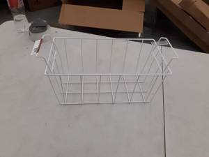 lot 8945 image: White Wire basket