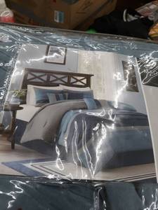 lot 8961 image: Comforter Set King Navy Colorblock - Rodgers, Adult Unisex, Blue