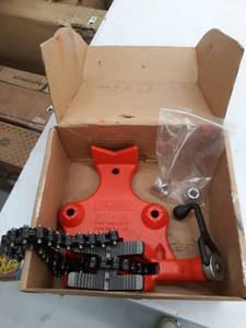 lot 8974 image: Ridge Bench Chain Vises BC -810A Pipe vise 12-8 Pipe Bend 1 14