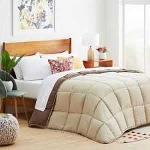 lot 801 image: Down Alternative Microfiber Comforter