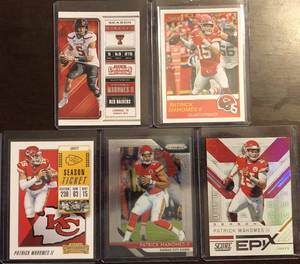 lot 1069 image: Lot of Five Patrick Mahomes Football Trading Cards - Score, Contenders, Draft, Prizm - Kansas City Chiefs