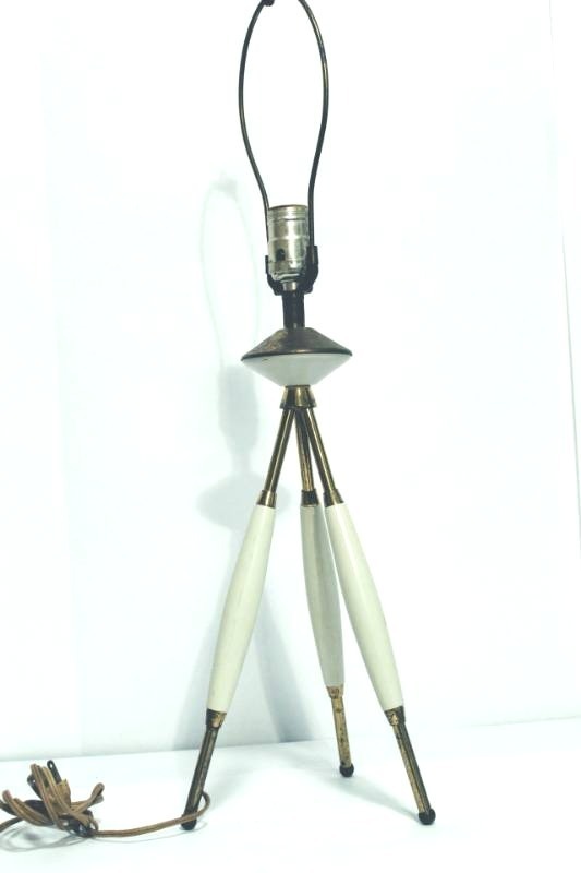 lot 2023 image: Vintage Mid-century Modern Tripod Lamp