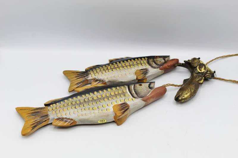 lot 2100 image: Brass Fish Wall Hook and Wooden Fish Hanging Decor