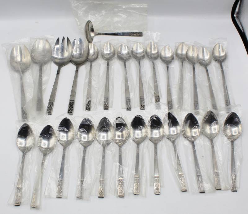 lot 2119 image: 27 PC Customcraft Stainless Flatware  Pattern  CUS3