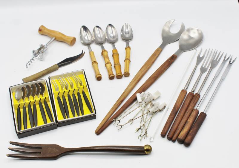 lot 2122 image: Lot of Entertaining Utensils and Serveware