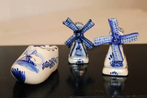 lot 2338 image: Porcelain Set of Windmill Shakers and Toothpick holder