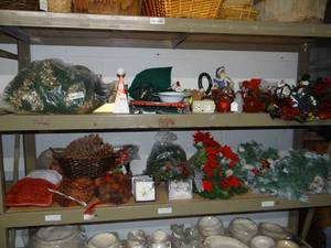 lot 3348 image: Large Lot of Winter Themed Decor