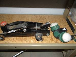 lot 3356 image: Floor Jack and Particle Mask