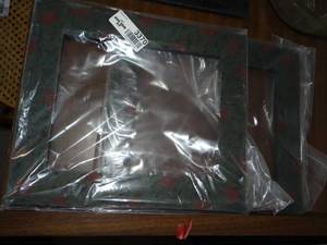 lot 3370 image: 2 Green Picture Frames With Red Stars