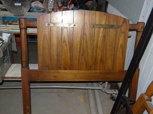 lot 3383 image: Wooden Headboard Twin sized