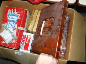 lot 3404 image: Sewing Lot, lots of thread, Buttons and assorted sewing items