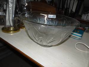 lot 3409 image: Large Glass Bowl With Flower Design