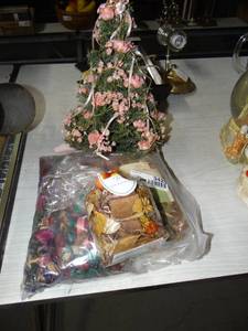 lot 3425 image: Lot of Potpourri