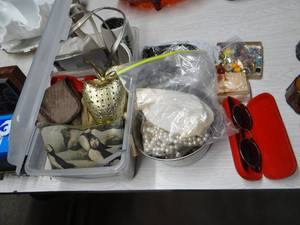 lot 3430 image: Lot of Misc Costume Jewelry