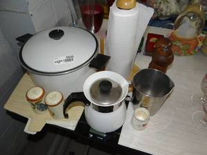 lot 3435 image: Lot of Misc Kitchen wares