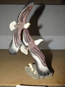 lot 3491 image: 2 Soaring Eagles Figurine