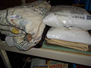 lot 3524 image: Comforter, pillow inserts and Rugs