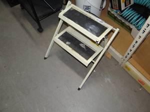 lot 3553 image: folding step stool