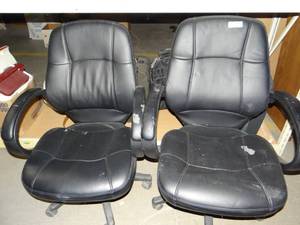 lot 3555 image: 2 Black Office chairs on wheels
