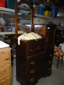 lot 3568 image: Dresser Vanity