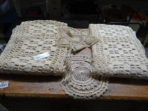 lot 3570 image: Table Doily