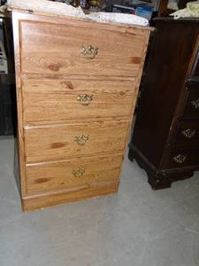 lot 3571 image: 4 Drawer Dresser