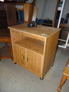 lot 3574 image: Oak Colored tv stand on wheels