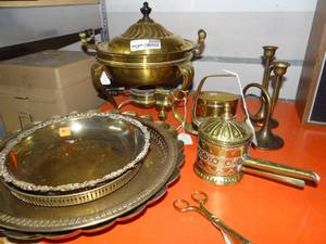 lot 3595 image: an assorted lot of brass items