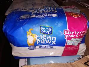 lot 30039 image: 34.2 Pounds Clean Paws Unscented Low Tracking Clumping Cat Litter, Grey
