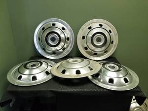 lot 6011 image: Lot of 5 Hub Caps
