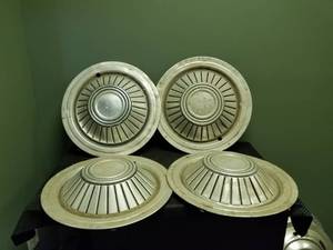 lot 6013 image: Lot of 4 Hub Caps