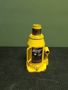 lot 6028 image: 20 T Hydraulic Bottle Jack Model W1633