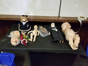 lot 6084 image: Dolls Lot