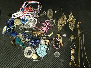 lot 6277 image: Lot of Fashion Jewelry