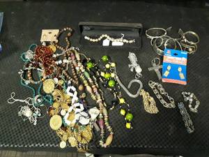 lot 6278 image: Lot of Fashion Jewelry