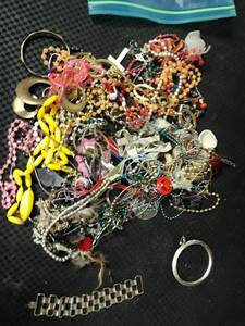 lot 6279 image: Lot of Fashion Jewelry