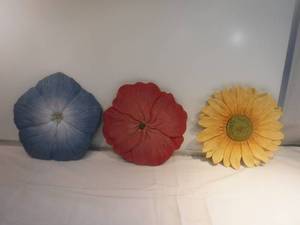 lot 11822 image: 3 large flowers