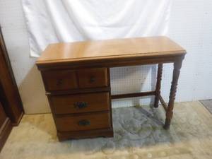 lot 11840 image: Small wood desk with drawers